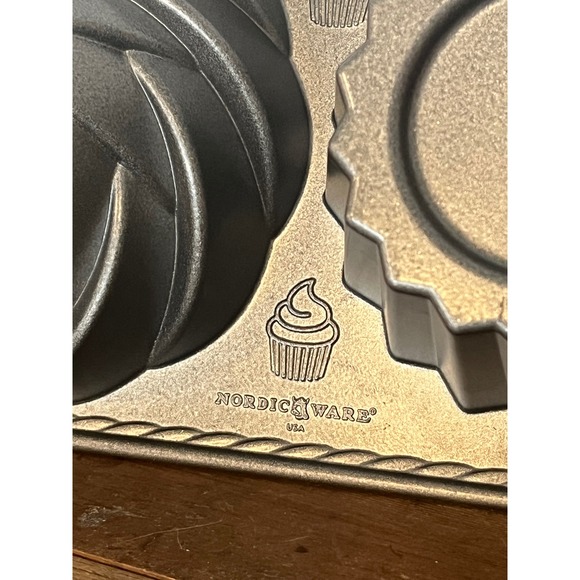 Nordic Ware Cute Cupcake Nonstick Baking Pan Makes One Giant Cupcake - Picture 2 of 8